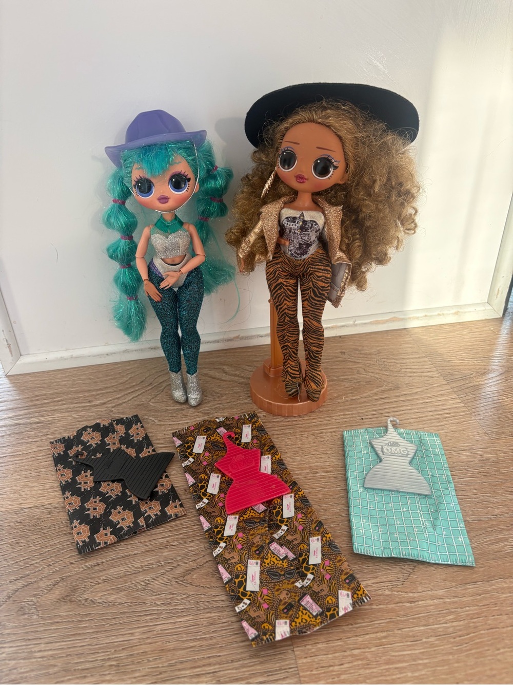 LOL Surprise OMG Fashion‎ Dolls Lot of 2 w/ Stands Outfit Bags Hats Shoes MGA